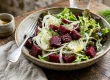 Ensalada de remolacha, hinojo y lechuga con vinagreta de limón